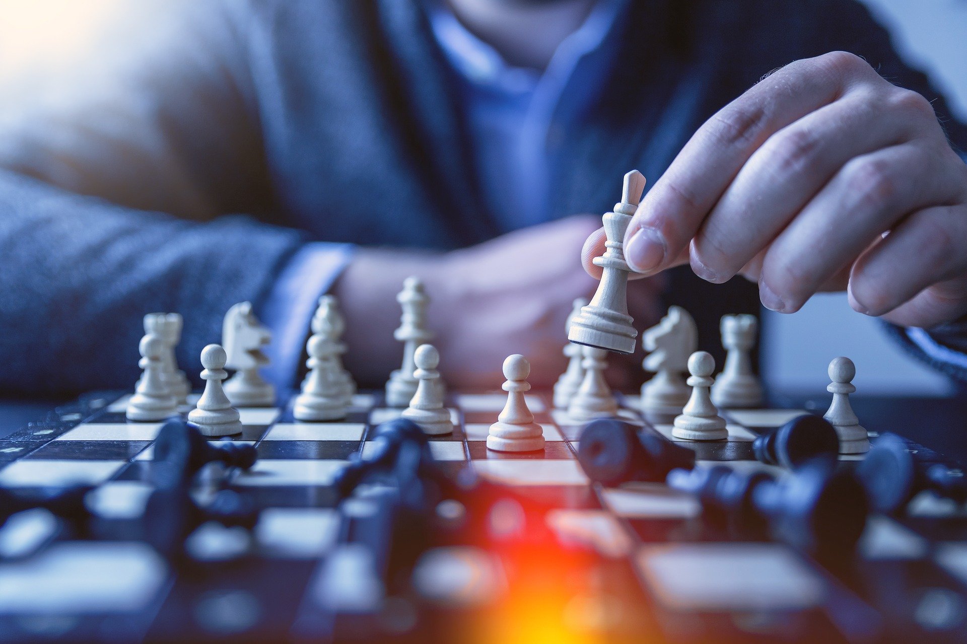 Liderança Autocrática, Democrática e Liberal — Características, Vantagens e Desvantagens